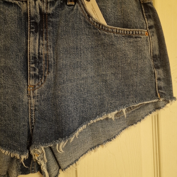 TOPSHOP KIRI Authentic High Waisted Super Short Denim Frayed Shorts UK 14 BNWT - Picture 3 of 3
